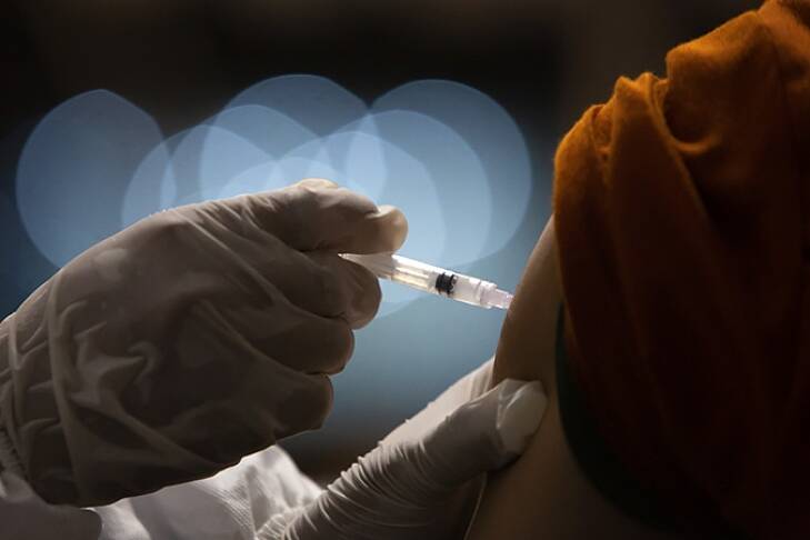 Сегодня вступил в силу новый приказ Минздрава об обязательной вакцинации: кого не будут допускать на работу