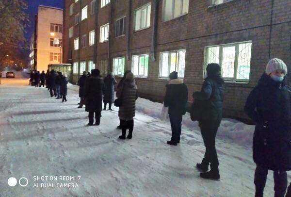 В Пермском крае люди с ОРВИ стоят километровые очереди в больницы