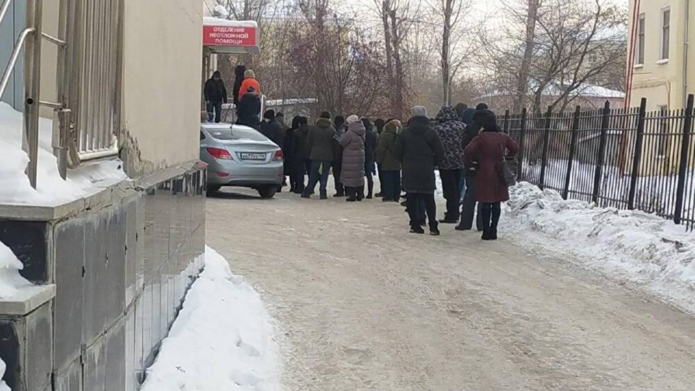 В Екатеринбурге из-за омикрона в поликлиниках очереди из пациентов. Болеют дети