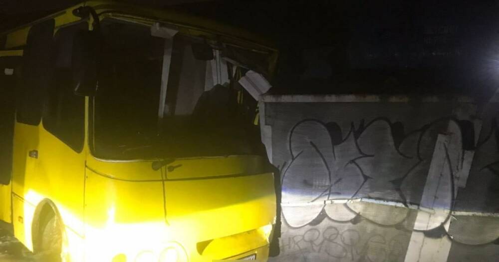 Под Киевом электропоезд протаранил пассажирский автобус (ФОТО)