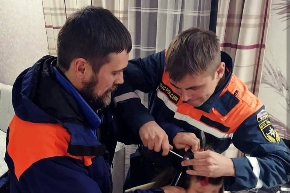 В Сочи спасатели с помощью слесарного аппарата достали волосы ребёнка из плойки