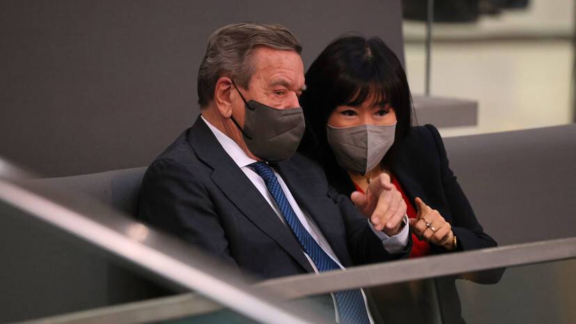 Экс-канцлер Германии Шрёдер и его супруга заболели коронавирусом