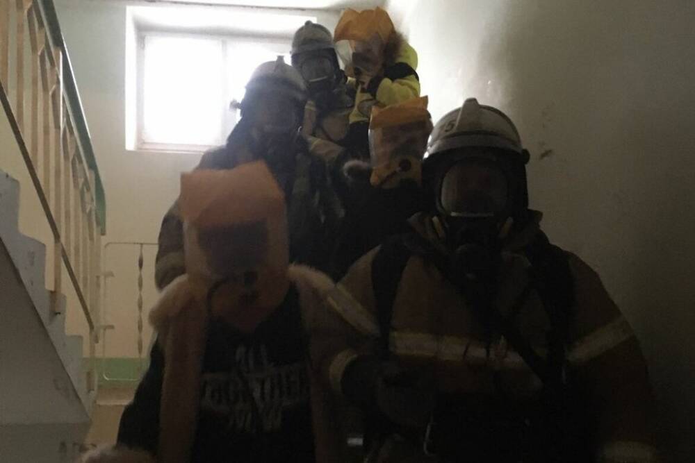 Трое взрослых и ребенок спасены при тушении пожара в Елабуге
