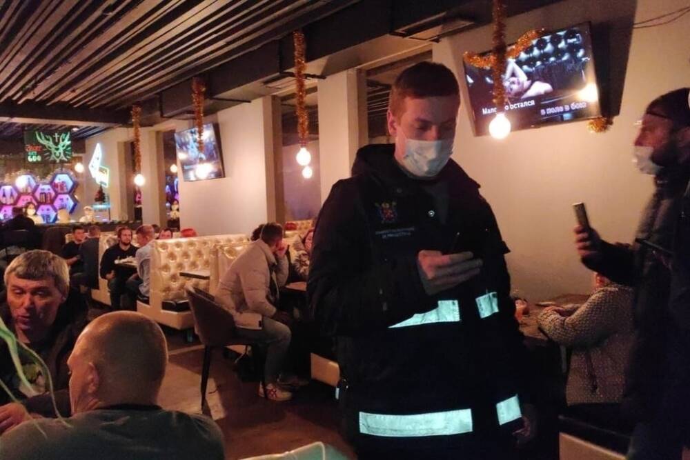 Семь петербургских баров закрыли из-за нарушения коронавирусных ограничений