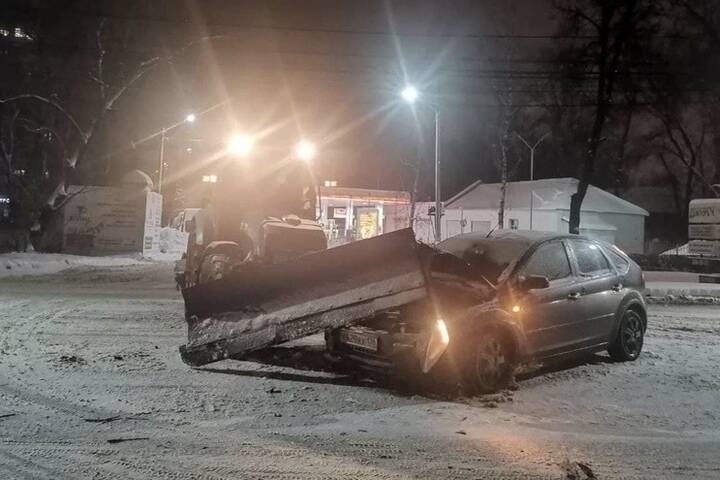 Трактор смял ковшом легковую машину в Воронеже
