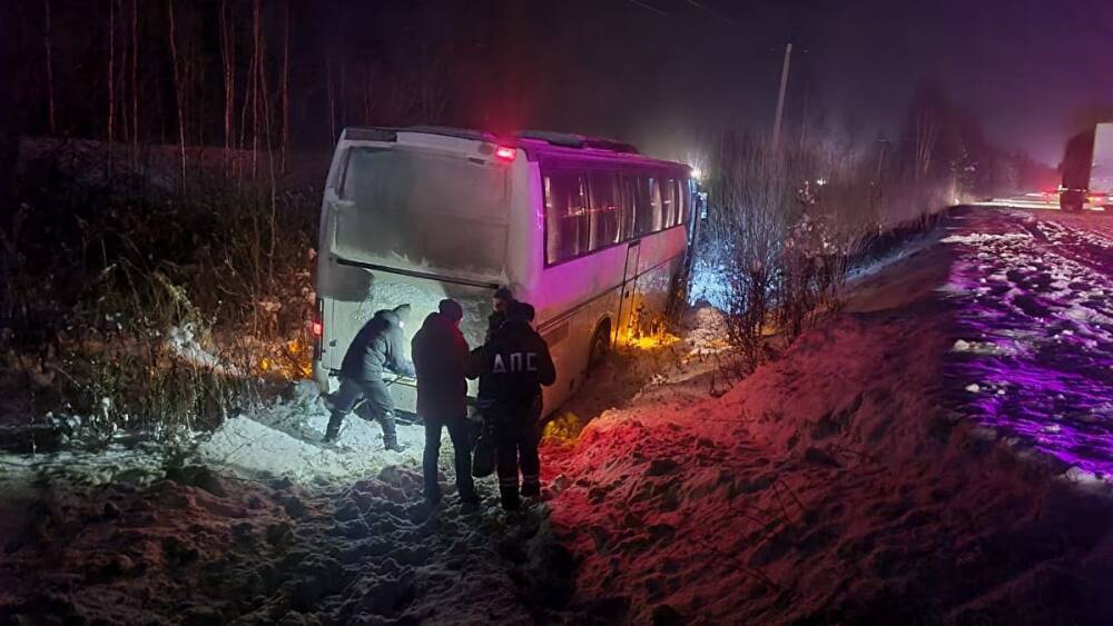 В Свердловской области пассажирский автобус съехал в кювет