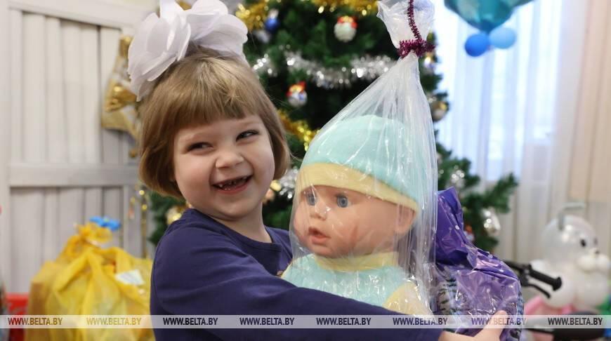 ФОТОФАКТ: Воспитанники Витебского детского дома получили подарки с "Новогодней елки желаний"