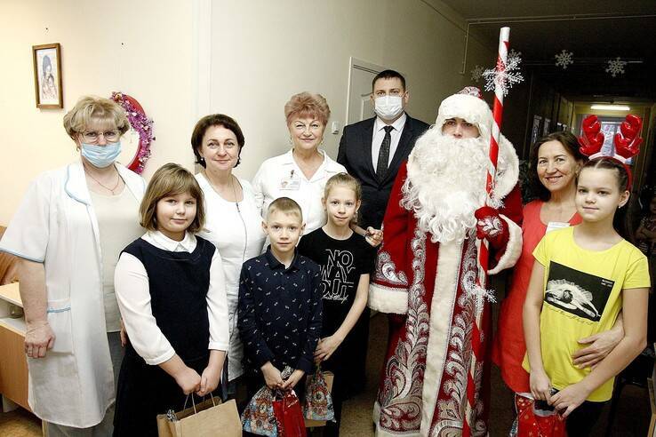 Маленьких пациентов больниц Ленобласти навестил Дед Мороз
