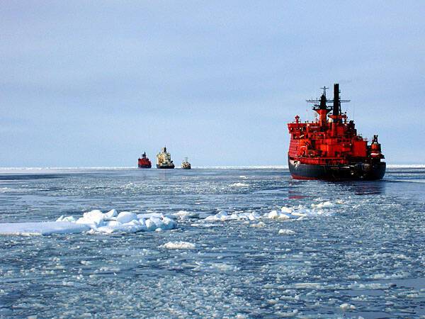 В Охотском море зажатое во льдах грузовое судно подало сигнал бедствия