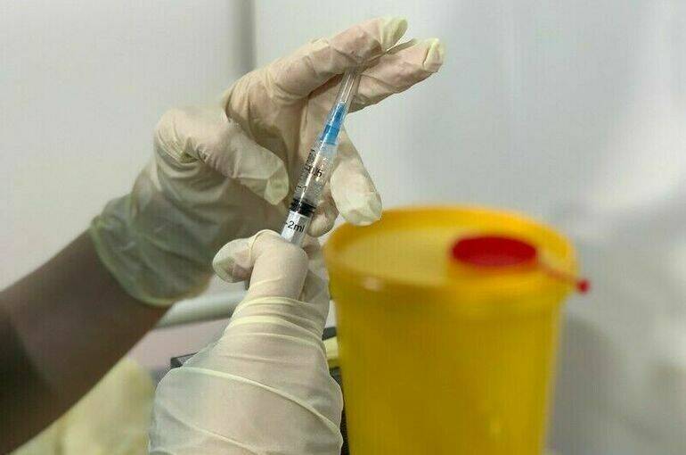 Единая вакцина от гриппа и COVID-19 может появиться в этом году, рассказали в «Ростехе»