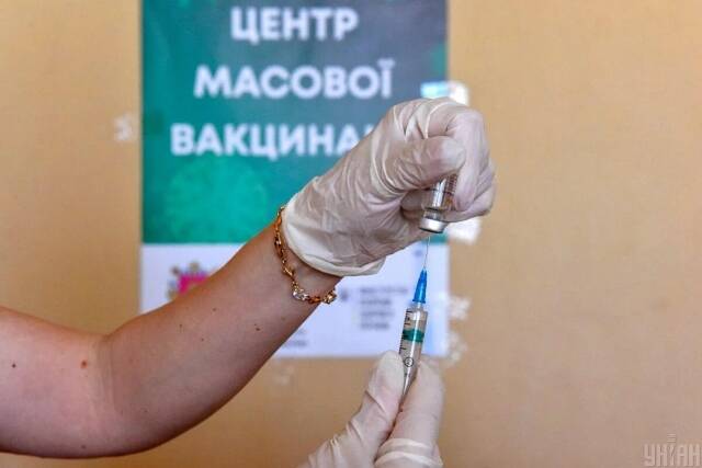 В Украине вводят бустерную дозу вакцины против COVID-19: что известно