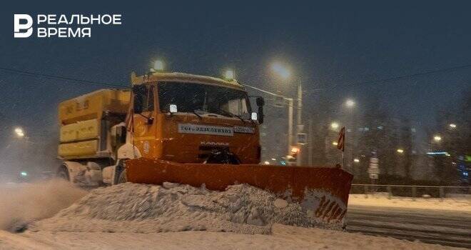 Этой ночью на уборку улиц Казани от снега выйдут 375 единиц специальной техники