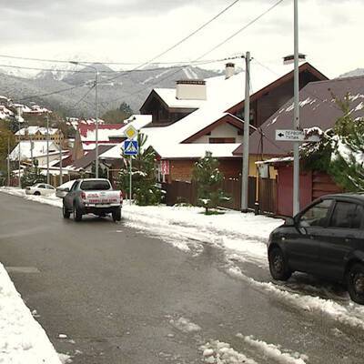 В Сочи расчищают автодороги и горнолыжные трассы, которые занесло снегом