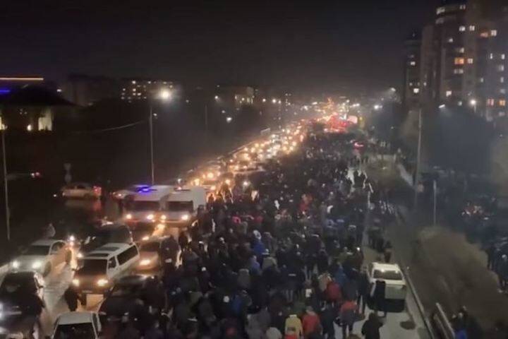 Полиция оттеснила основную часть митингующих в Алма-Ате