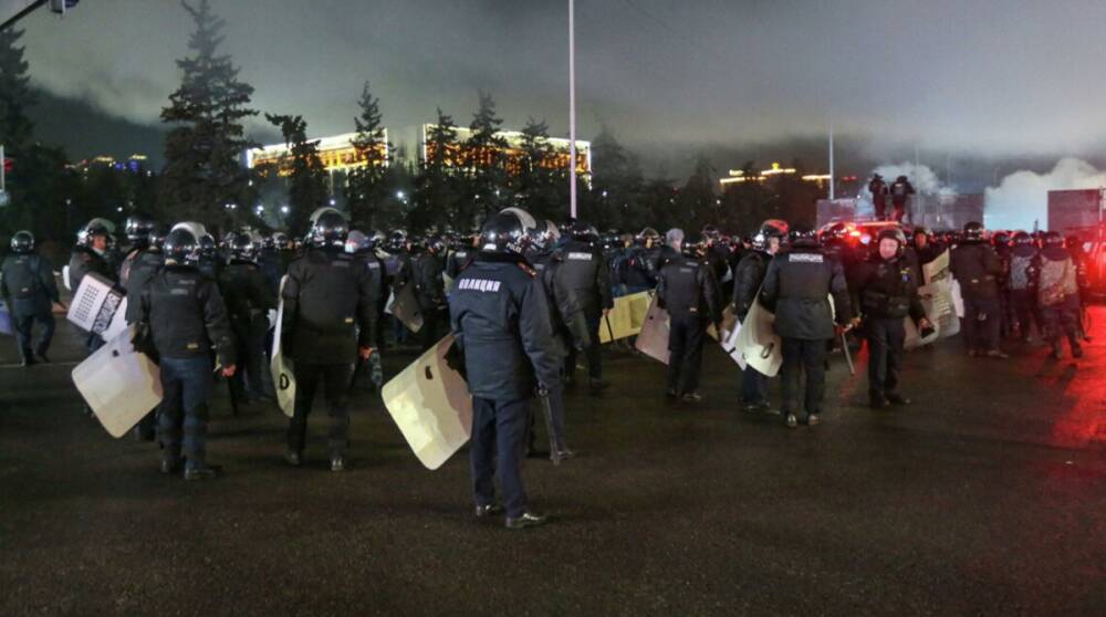 Протесты в Казахстане: в Алматы ввели жесткое чрезвычайное положение и комендантский час