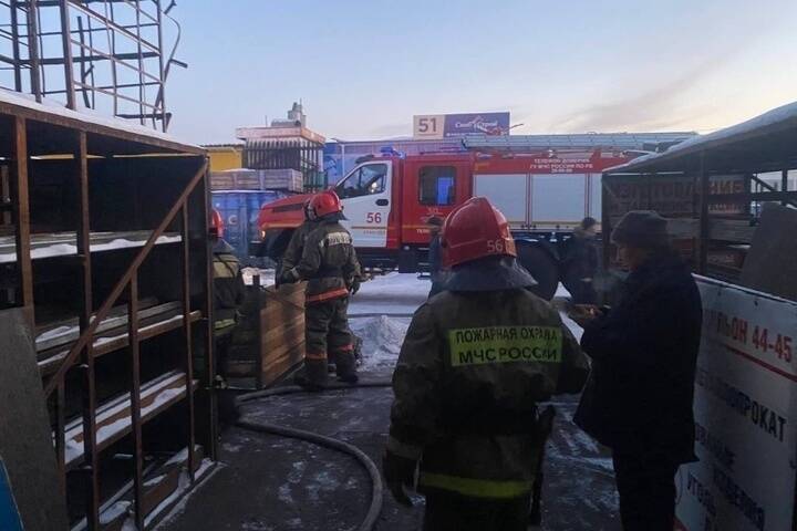 В Улан-Удэ 22 пожарных выезжал на тушение павильона