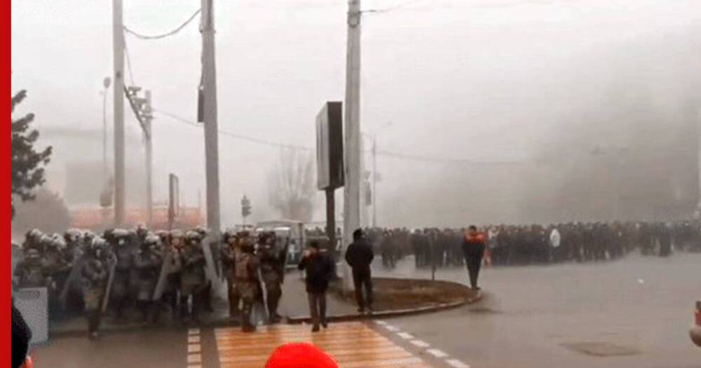 В Алма-Ате начались столкновения протестующих с полицией