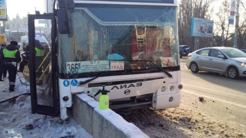 Число пострадавших в аварии с маршруткой в центре Воронежа выросло до 15 человек
