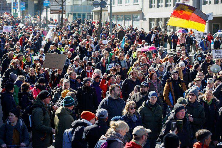 В Германии прошли многотысячные акции протестов против COVID-ограничений