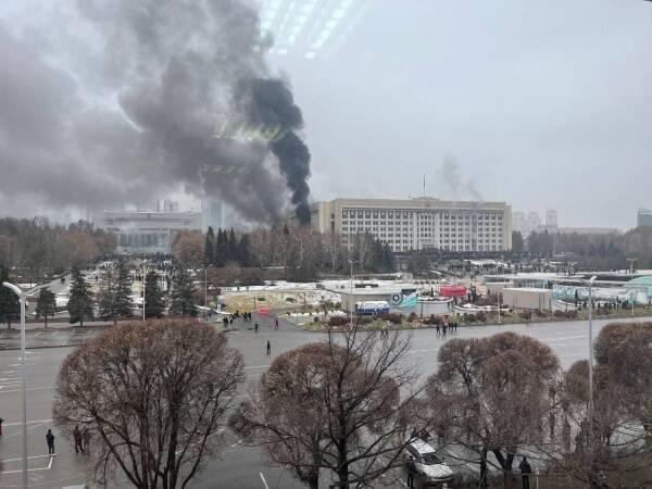 Массовые беспорядки в Казахстане: горят здания администрации в Алма-Аты и Актобе
