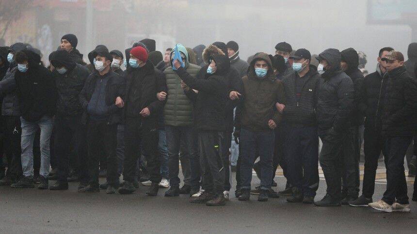 Протестующие подожгли административные здания в Алма-Ате