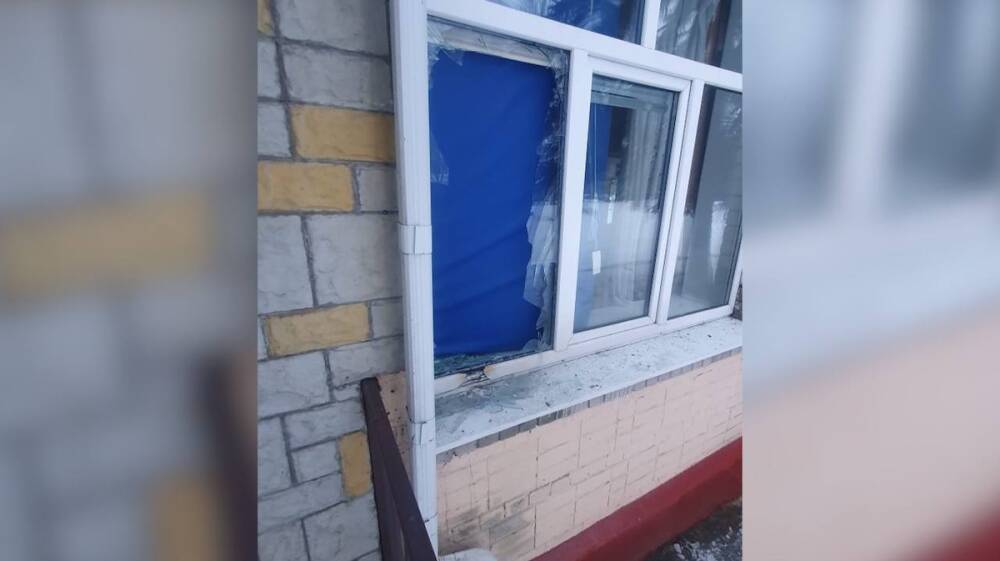 В Воронеже двое мужчин подорвали окно школы петардами
