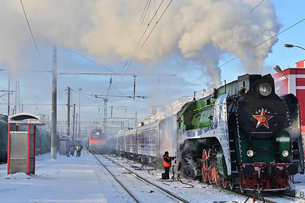 Встретить новогодний поезд Деда Мороза в Воронеже выстроилась целая очередь желающих