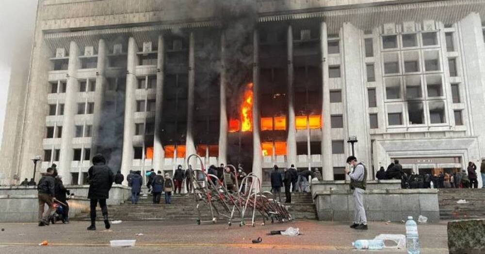 В Алматы сгорело захваченное протестующими здание мэрии, в городе не осталось силовиков