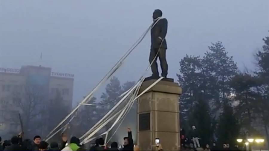 В Казахстане протестующие попытались снести памятник Назарбаеву
