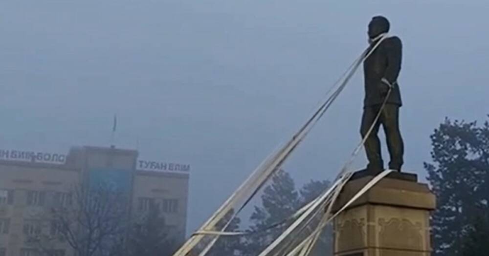 "Назарбаевопад": в Казахстане протестующие начали сносить памятник бывшему президенту