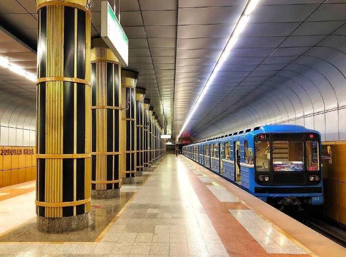 В Новосибирске пассажиры сообщили о течи на станции метро «Золотая Нива»