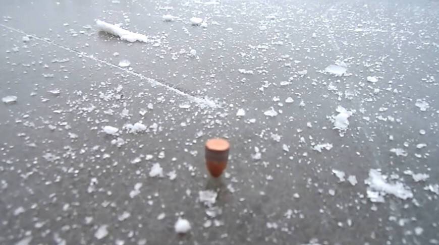 Мужчина выстрелил в лед, но дальше произошло совсем неожиданное. Спойлер: все живы! (Видео)