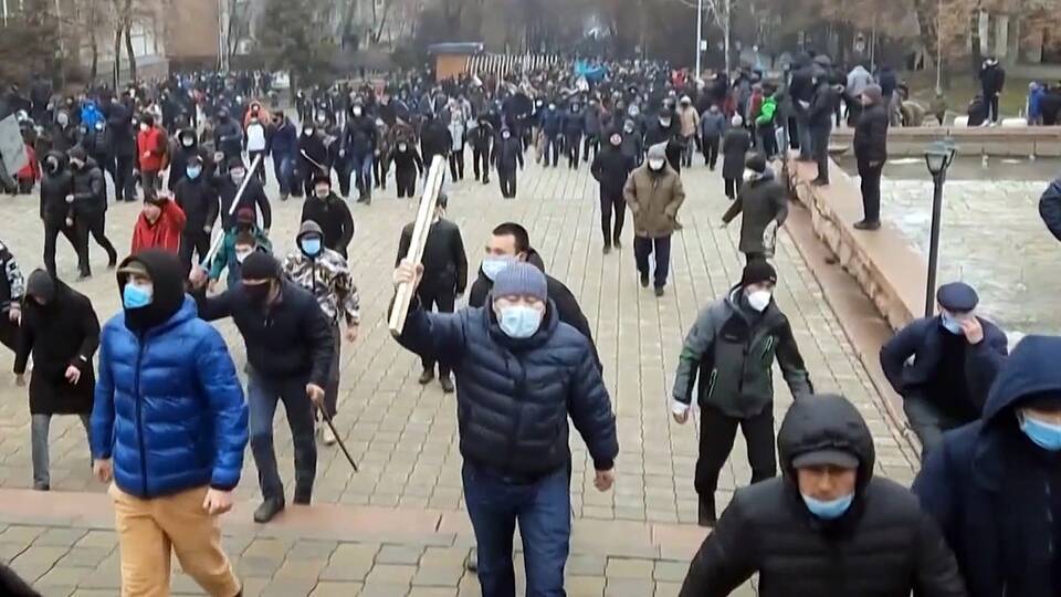 Во время беспорядков в Казахстане погибли 8 полицейских и военных, 317 ранены