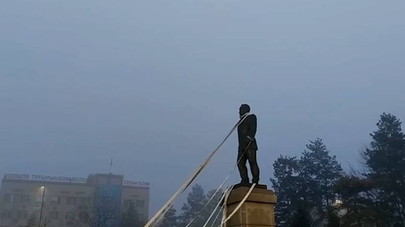 Протестующие в Казахстане снесли памятник Назарбаеву — видео