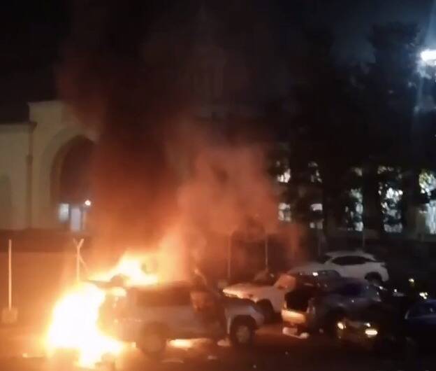 СМИ сообщают о начале уличных боев с перестрелками и взрывами в Алма-Ате