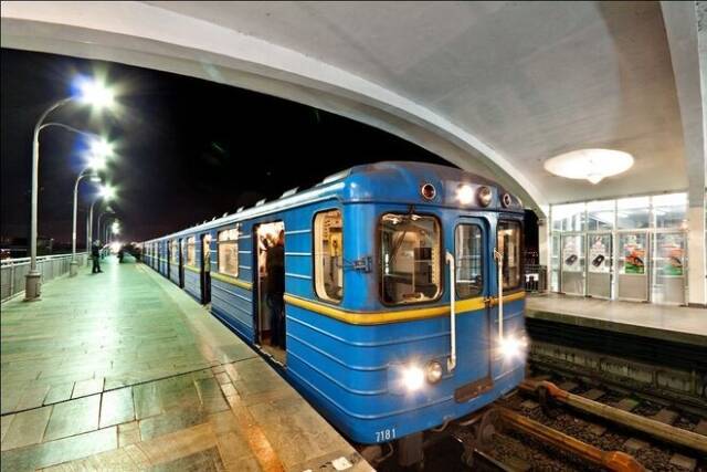 В Киеве группа молодых людей устроила танцы прямо в вагоне метро (ВИДЕО)