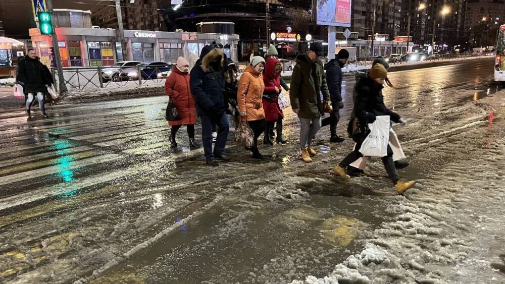 Очередной снегопад вынудил петербуржцев перепрыгивать огромные грязные лужи