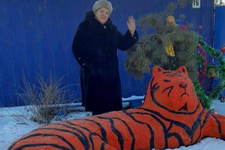 В Бурятии учительница физкультуры слепила тигра из снега