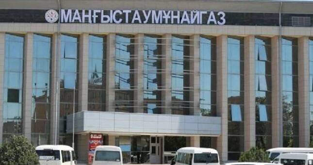На западе Казахстана бастуют нефтяники, в Алматы захвачен аэропорт