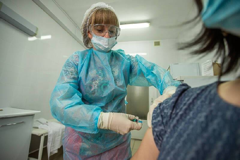 Жители Смоленской области продолжают вакцинироваться от коронавируса