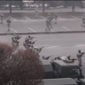 В центре Алматы идет операция силовиков: военные стреляют из автоматов. Видео