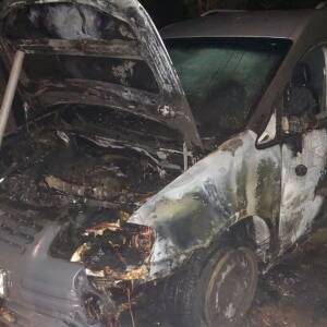 В Бердянске 8 спасателей тушили горящий автомобиль. Фото