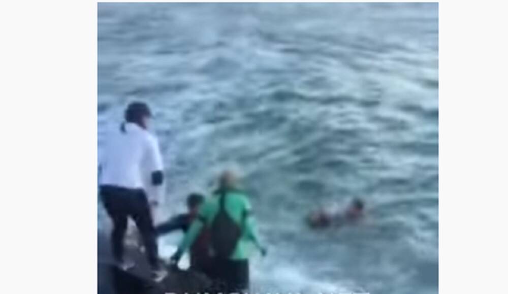 "Рождественское чудо": одесситы героически спасли женщину, которая тонула в море, видео