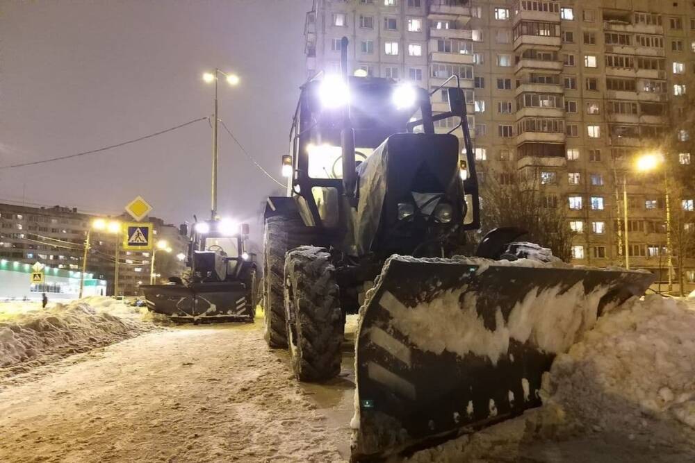Дорожники начали чистить улицы Петербурга к Рождеству