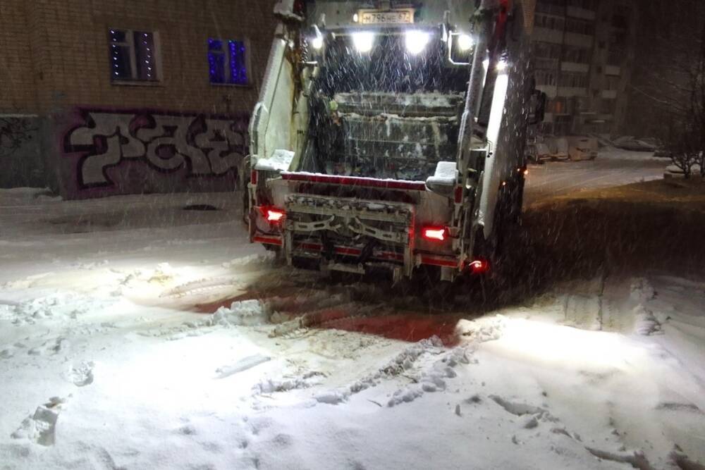 Снегопады затрудняют вывоз мусора в Смоленске