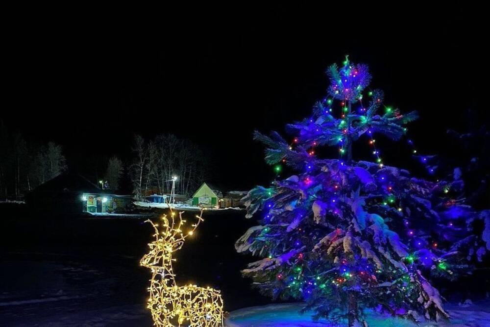 В районах Псковской области по-новогоднему украсили общественные пространства