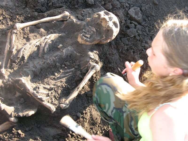 Древнюю могилу с останками обнявшихся людей обнаружили в Ростовской области