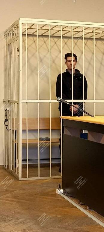 Суд продлил арест петербуржцу, который облил несовершеннолетнюю серной кислотой