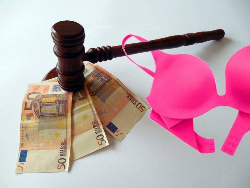 Испанский стыд: суд разрешил выплачивать долги интимными услугами