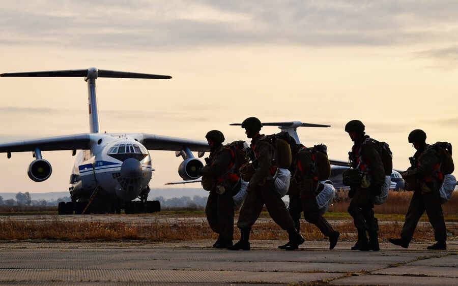 В Казахстан прибыли девять Ил-76 с российскими десантниками